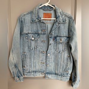 Size Small Levi’s medium wash ex boyfriend trucker jacket